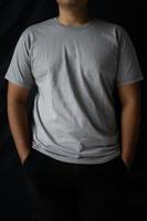 mannen slijtage duidelijk t-shirts voor mockups Sjablonen. blanco t-shirt voor voorkant kant ontwerp foto