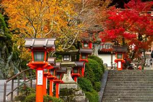 herfst tafereel van kurama-dera, een tempel gelegen Bij de baseren van monteren kurama in de ver noorden van Kyoto prefectuur, kansai, Japan foto
