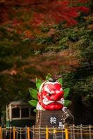 kurama, Kyoto prefectuur, kansai, Japan - november 21, 2019 - groot model- van tengu hoofd staan in voorkant van kurama station foto