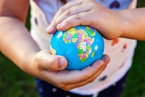 aarde wereldbol in kinderen handen foto