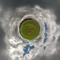 kleine planeet in blauwe lucht met prachtige wolken met transformatie van bolvormig panorama 360 graden. sferische abstracte luchtfoto. kromming van de ruimte. foto