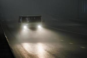 klein Sovjet busje auto in beweging Aan nacht mistig weg foto