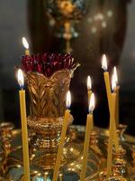 brandend kaarsen in een christen kerk foto
