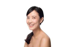 portret van mooi jong Aziatisch vrouw schoon vers kaal huid concept. Aziatisch meisje schoonheid gezicht huidsverzorging en Gezondheid welzijn, gelaats behandeling, perfect huid, natuurlijk maken omhoog Aan wit achtergrond foto