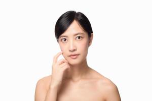 portret van mooi jong Aziatisch vrouw schoon vers kaal huid concept. Aziatisch meisje schoonheid gezicht huidsverzorging en Gezondheid welzijn, gelaats behandeling, perfect huid, natuurlijk maken omhoog Aan wit achtergrond foto