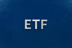 de afkorting woord etf - uitwisseling verhandeld fonds - gelegd met zilver brieven Aan blauw kleur vlak oppervlakte foto