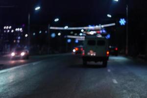 onscherp afbeelding van nacht straat auto verkeer - visie van weg. kleurrijk nacht leven achtergrond. foto