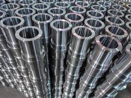industrieel glimmend staal productie stack achtergrond met cnc machinaal bewerkt pijpen foto