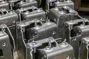 veel Gelijk gelast aluminium assemblages in fabriek tussen operaties foto