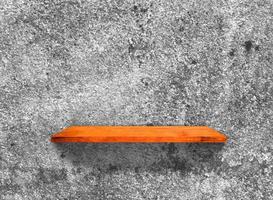 rustiek houten plank Aan grijs beton muur structuur achtergrond met knipsel pad. patroon behang foto