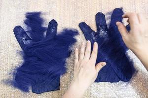 vakman gelaagdheid van vezels Aan handschoen foto