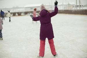 meisje Aan schaatsen. winter vakantie. ijs het schaatsen. sport- details. oefening Aan ijs. foto