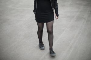 zwart kleren van meisje. zwart panty. 2022 stijl. vrouwen poten. foto