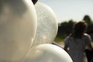 wit ballonnen in zonlicht. details van vakantie. ballen in stralen van licht. foto