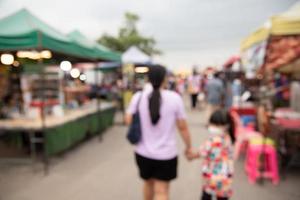 vervagen festival voetganger markt boodschappen doen straat voor abstract achtergrond. foto