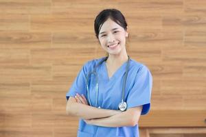 portret jong mooi Aziatisch geslaagd vrouw dokter of verpleegster met stethoscoop foto
