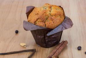 muffin Aan houten achtergrond foto