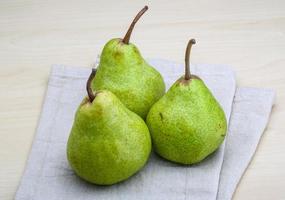 groen peren Aan houten achtergrond foto