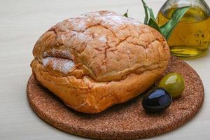 ciabatta brood Aan houten bord en houten achtergrond foto
