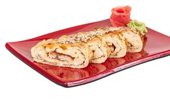 omelet maki sushi - rollen gemaakt van gerookt paling binnen. bekroond met Japans omelet en saus foto