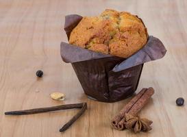 muffin Aan houten achtergrond foto