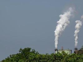 zwart rook van industrieel schoorstenen slecht ecologie foto