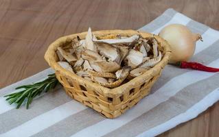 droog shiitake in een mand Aan houten achtergrond foto