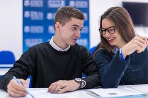 jong studenten schrijven aantekeningen foto