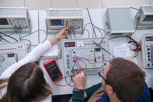 studenten aan het doen praktijk in de elektronisch klas top visie foto