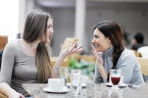 schattig glimlachen Dames drinken een koffie foto