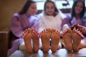 groep van famale vrienden in spa foto