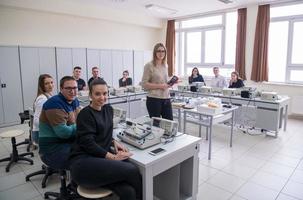 studenten aan het doen praktijk in de elektronisch klas foto