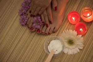 vrouw voeten en handen Bij spa salon foto