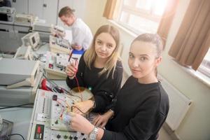 studenten aan het doen praktijk in de elektronisch klas foto