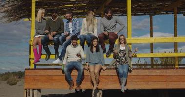 groep van vrienden hebben pret Aan herfst dag Bij strand foto