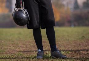 Amerikaans Amerikaans voetbal speler Holding helm foto