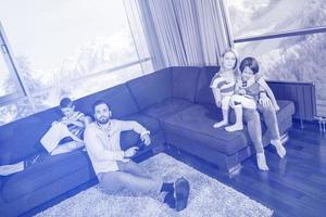 gelukkig jong familie spelen samen Aan sofa foto