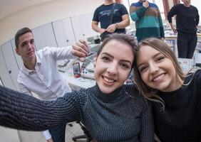jong gelukkig studenten aan het doen selfie afbeelding foto