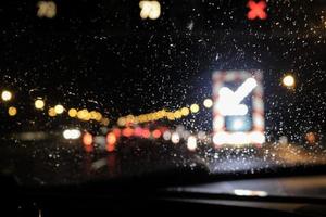 bokeh verkeerslichten door voorruit foto