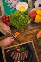 top visie van chef handen voorbereidingen treffen rundvlees steak foto