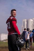 portret van een jong Amerikaans Amerikaans voetbal speler foto