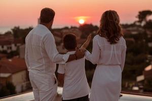 familie genieten van buitenshuis foto