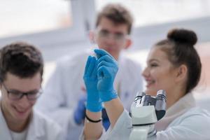 groep van jong medisch studenten aan het doen Onderzoek foto