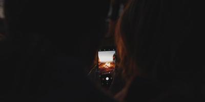 paar nemen foto's naast kampvuur Aan strand foto