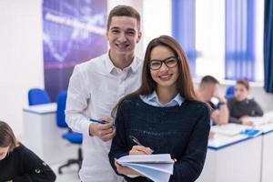 jong studenten schrijven aantekeningen foto