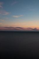 kleurrijke wolken bij zonsondergang foto