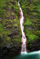 waterval op berg in IJsland foto