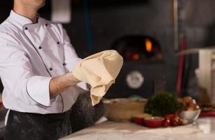 chef het werpen omhoog pizza deeg foto