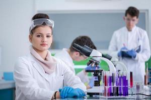 groep van jong medisch studenten aan het doen Onderzoek foto