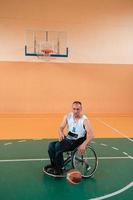 een foto van een oorlog veteraan spelen basketbal in een modern sport- arena. de concept van sport voor mensen met handicaps